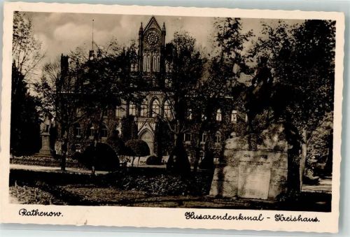 Rathenow 1941 Kriegerdenkmal Husarendenkmal vor dem Kreishaus