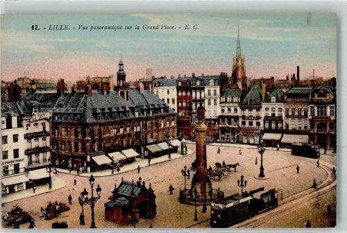 Lille Grand Place Denkmal Goettin Straßenbahn