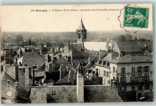 Bourges l`Eglise Notre Dame vue prise des Nouvelles Galeries
