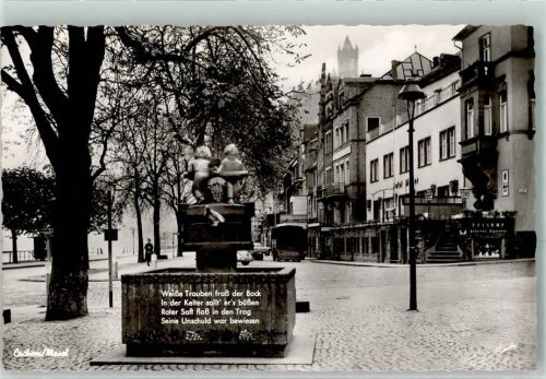 Cochem Winzerbrunnen mit Hotel Müller an der Moselpromenade