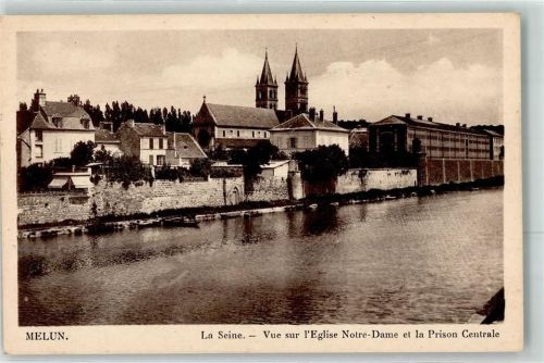 Melun vue sur l`Eglise Notre Dame et la Prison Centrale