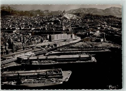 Marseille Fliegeraufnahme Port de la Joliette dans le fond N.-D. de la Garde Passagierschiff