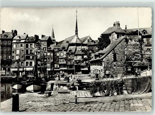 Honfleur la Lieutenance vue des ecluses Fischerboot