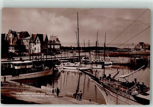 Deauville Le nouveau Bassin des yachts Schiff Boot