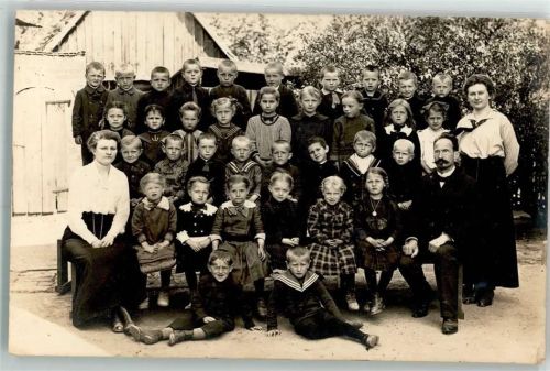 Eine gemischte Schulklasse mit Lehrern