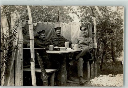 1917 Drei deutsche Soldaten mit Bierkrügen im Feldlager Uniform
