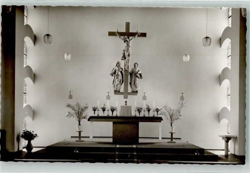 Monzelfeld Kath. Kirche Altar mit Kreuz