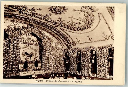 Roma Ausgeschmückte Kapelle des Kapuzinerfriedhofes mit Totenköpfe Knochen und Skelette