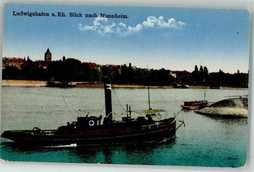 Mannheim Rheinschifffahrt auf dem Fluß vor der Stadt