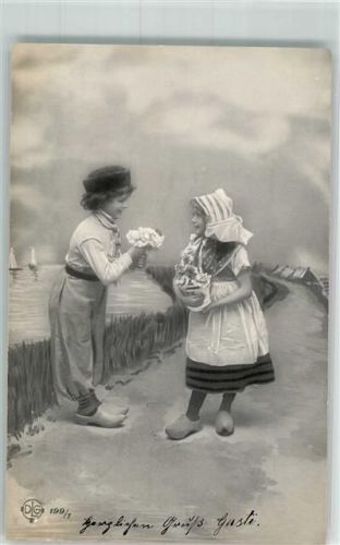 1907 Zwei Kinder in Tracht mit Holzschuhen und Blumen DLG 199/1