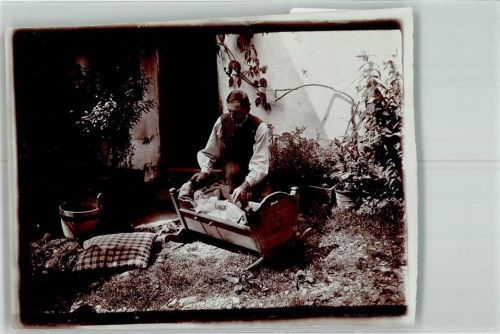 1918 - 1925 Baby in der Holzwiege , Opa schaukelt das Baby im Garten