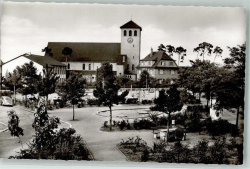 Mannheim Ortsteil Gartenstadt mit St-Elisabeth-Kirche und Kinderspielplatz
