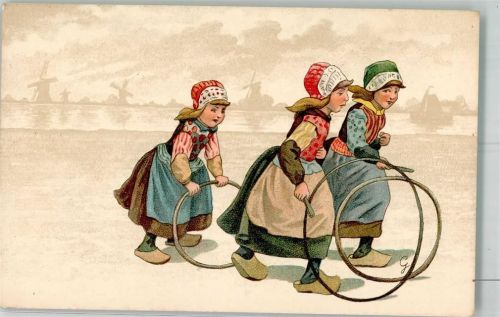 Holländische Mädchen in Tracht spielen mit Reifen vor Windmühlen im Hintergrund