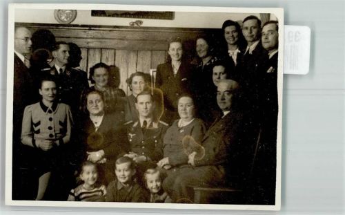 Zwei Offiziere der deutschen Luftwaffe zwischen Frauen und Kindern