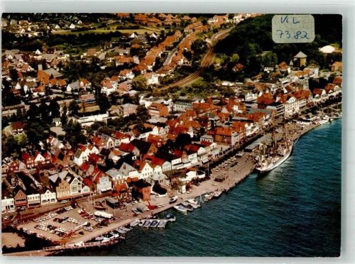 Travemünde Fliegeraufnahme der Trave mit der Vorderreihe und Segelschiff