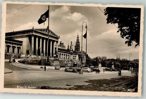 Wien Parlamentsgebäude mit Fahnenschmuck