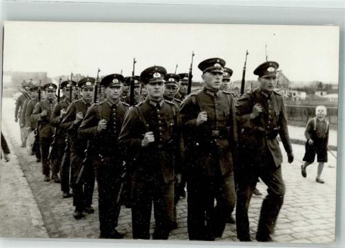 Ein Trupp von Soldaten der Reichswehr marschiert mit geschultertem Karabiner