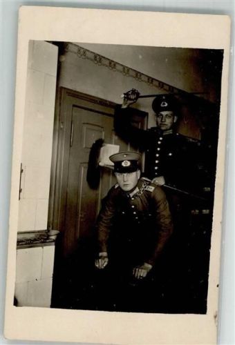 Huy Landser in Uniform reitet auf dem Rücken eines Kameraden Humor