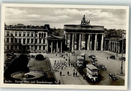 Berlin Mitte Pariser Platz Denkmal Brandenburger Tor Omnibus Auto