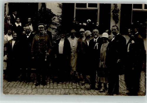 1926 Festlich gekleidete Zivilisten und ein Offizier in Uniform des Reichsheeres