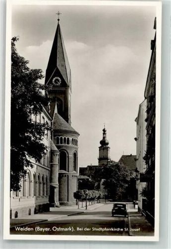 Weiden Stadtpfarrkirche St. Josef mit dem Turm der Kirche St. Michael
