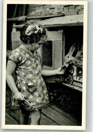 1951 Kind fütter die Kaninchen im Stall Spende für Kriegs- und Flüchtlingswaisen