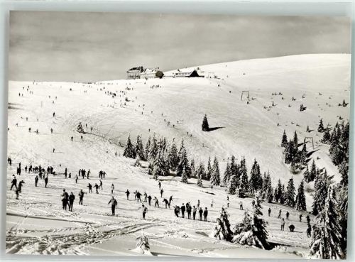 Belchen Skifahrer unterhalb des Hotel Gasthaus Belchenhaus Hüttenstempel Belchenhaus