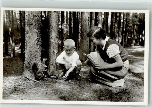 Königsfeld Mutter und Sohn füttern die kleinen Nager im Doniswald
