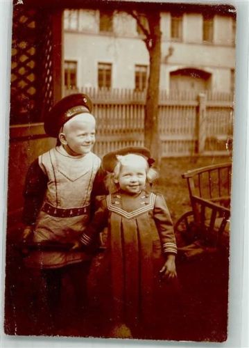 Geschwisterkinder im Matrosenkleid und mit Mütze der Kriegsmarine WK I