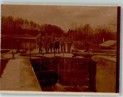 1916 Landser in Uniform auf dem Sperrtor einer Schleuse in Frankreich