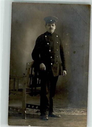 Landser in Uniform im Fotostudio