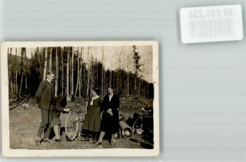 Reparatur eines Platten bei einem Radausflug