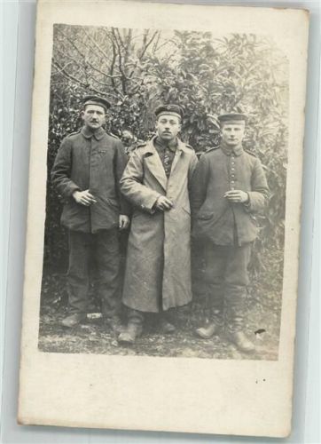 Drei Landser in Uniform im Felde