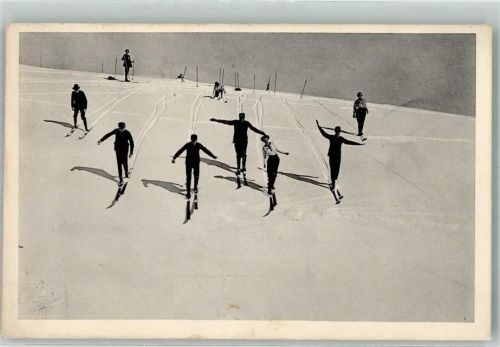 1914 Eine Gruppe Skifahrer bei ungelenker Abfahrt