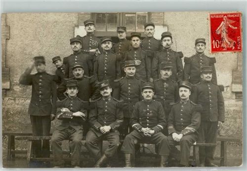 1910 Gruppenaufnahme von Soldaten in Uniform