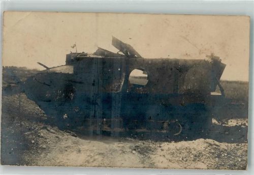 Ein zerstörter Tank Privatfoto AK Panzer (WK I) Gebrauchsspuren