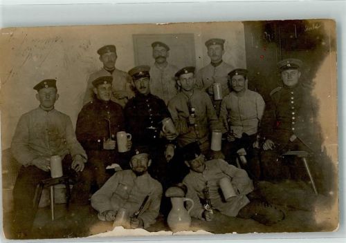 1914 Gruppenaufnahme von Landsern in der Stube mit Bier und Pfeife Feldpost München