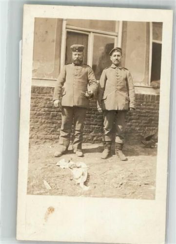Zwei Landser in Uniform im Hof