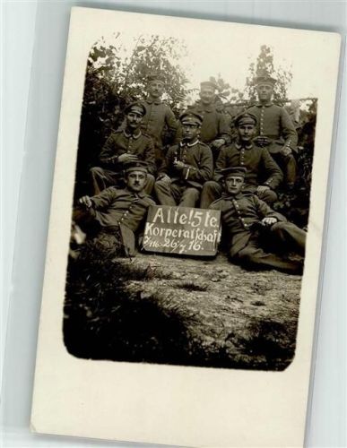 1916 Offizier in Uniform mit seinen Männern der 5. Korporalschaft