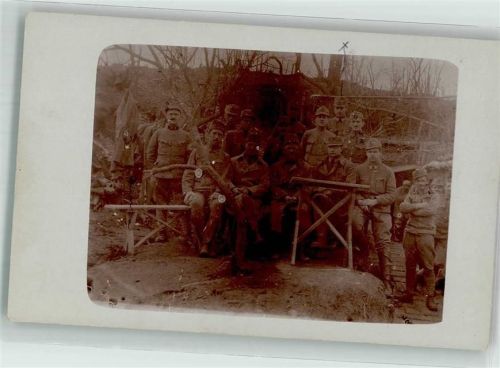 1917 Landser in Uniform vor einem Unterstand im Felde WK I