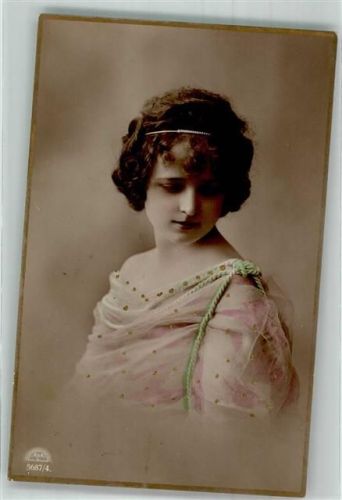 1915 Junge Frau im leichten Kleid mit Haarreif R. & K.L. 5687/4