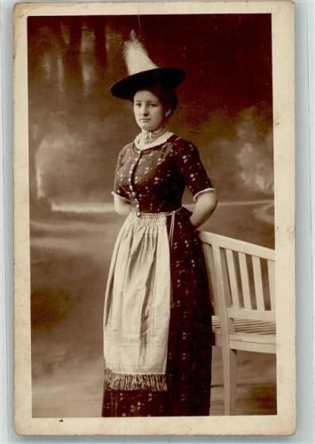Junge Frau mit Trachtenhut im Fotostudio