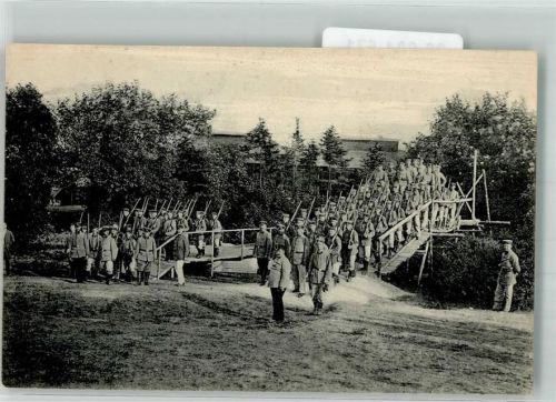 Hamburg Landser in Uniform überqueren in Formation eine Brücke Ort lt. Fotograf Eggeling