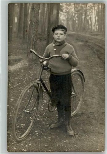Junge mit seinem Rad im Wald