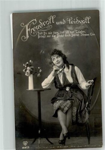Junge Frau ist am telefonieren HB 8647/2