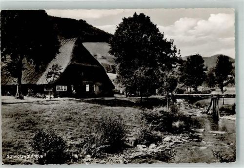 Altes landestypisches Bauernhaus an einem rauschenden Bach