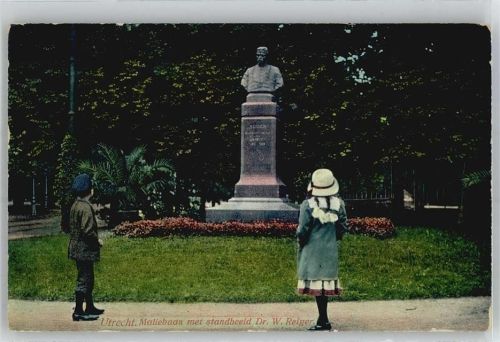 Utrecht Maliebaan met standbeeld Dr. W. Reiger
