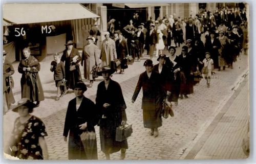 47623 W4178 Kevelaer - Teilansicht, Frauen, Strasse
