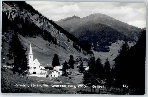 Kirchdorf Kalkstein mit Grumauer Berg AKU1