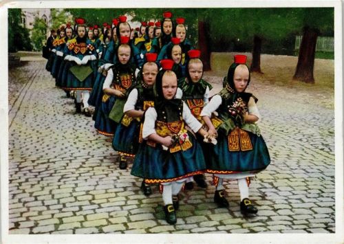 Schwalmstadt Schwalmer Kinder im Festschmuck auf der Kirmes Tracht
